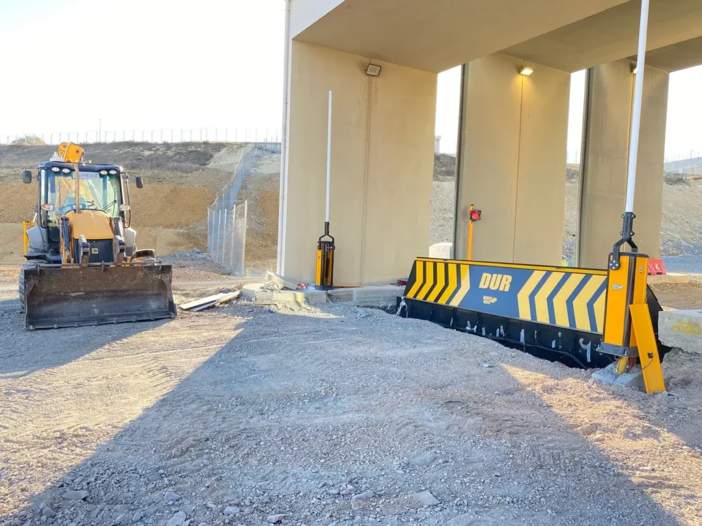 Yapı girişindeki road blocker hattı — Model Mühendislik saha arşivi