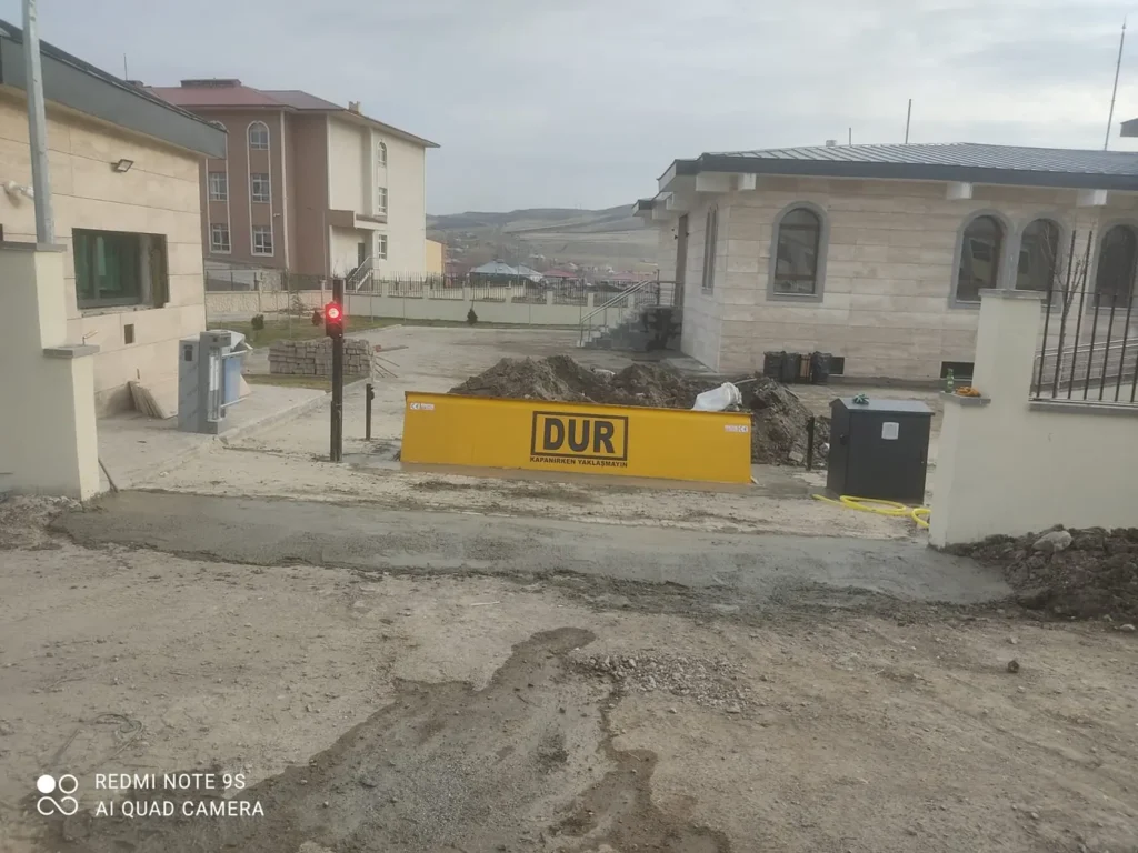 Araç girişinde fiziksel engelleme — Model Mühendislik saha arşivi