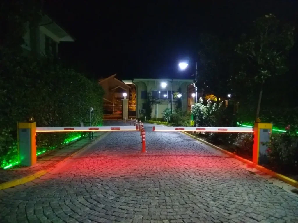 Gece aydınlatmalı bariyer hattı — Model Mühendislik saha arşivi