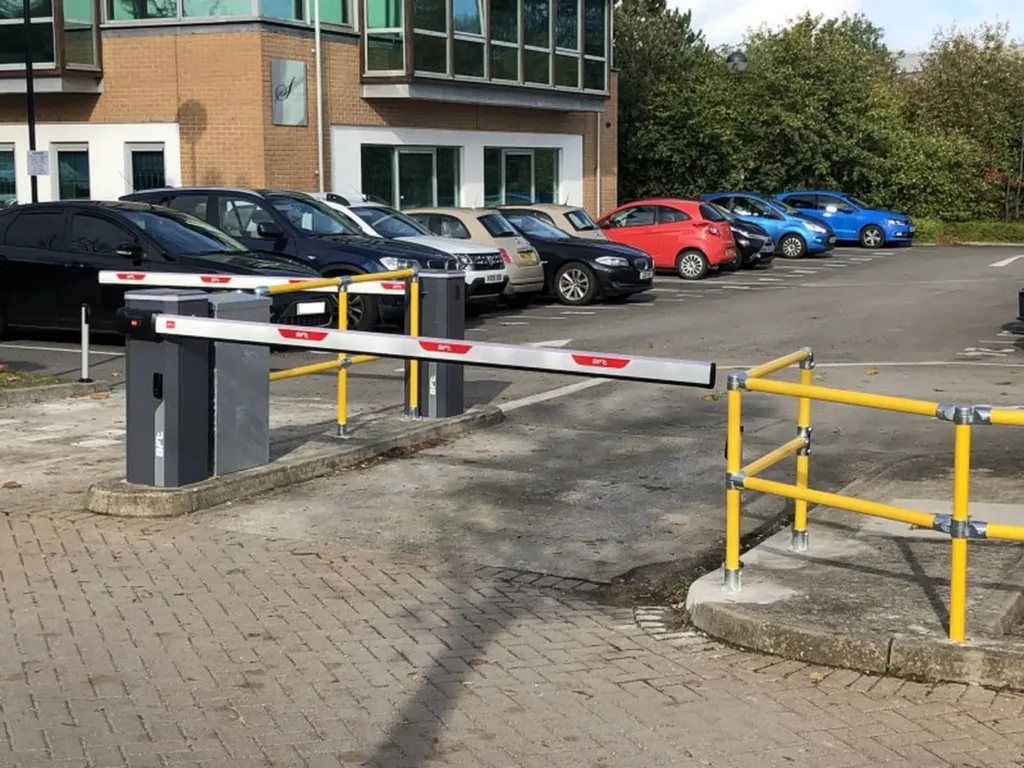 Otopark girişinde kollu bariyer — Model Mühendislik saha arşivi
