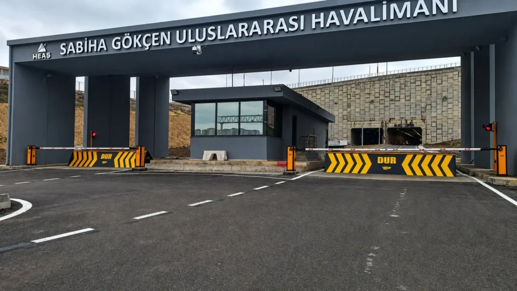 Sabiha Gökçen Havalimanı girişindeki road blocker ve bariyer uygulaması